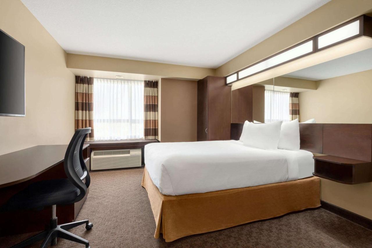 Microtel Inn And Suites By Wyndham Weyburn Buitenkant foto