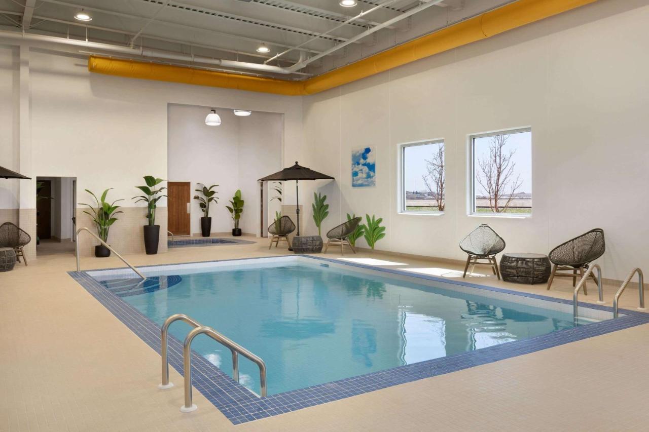Microtel Inn And Suites By Wyndham Weyburn Buitenkant foto