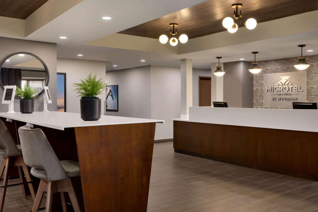 Microtel Inn And Suites By Wyndham Weyburn Buitenkant foto