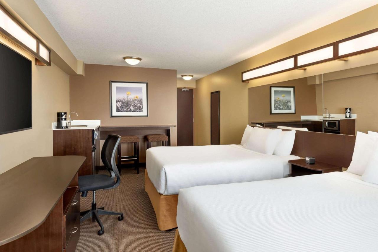 Microtel Inn And Suites By Wyndham Weyburn Buitenkant foto