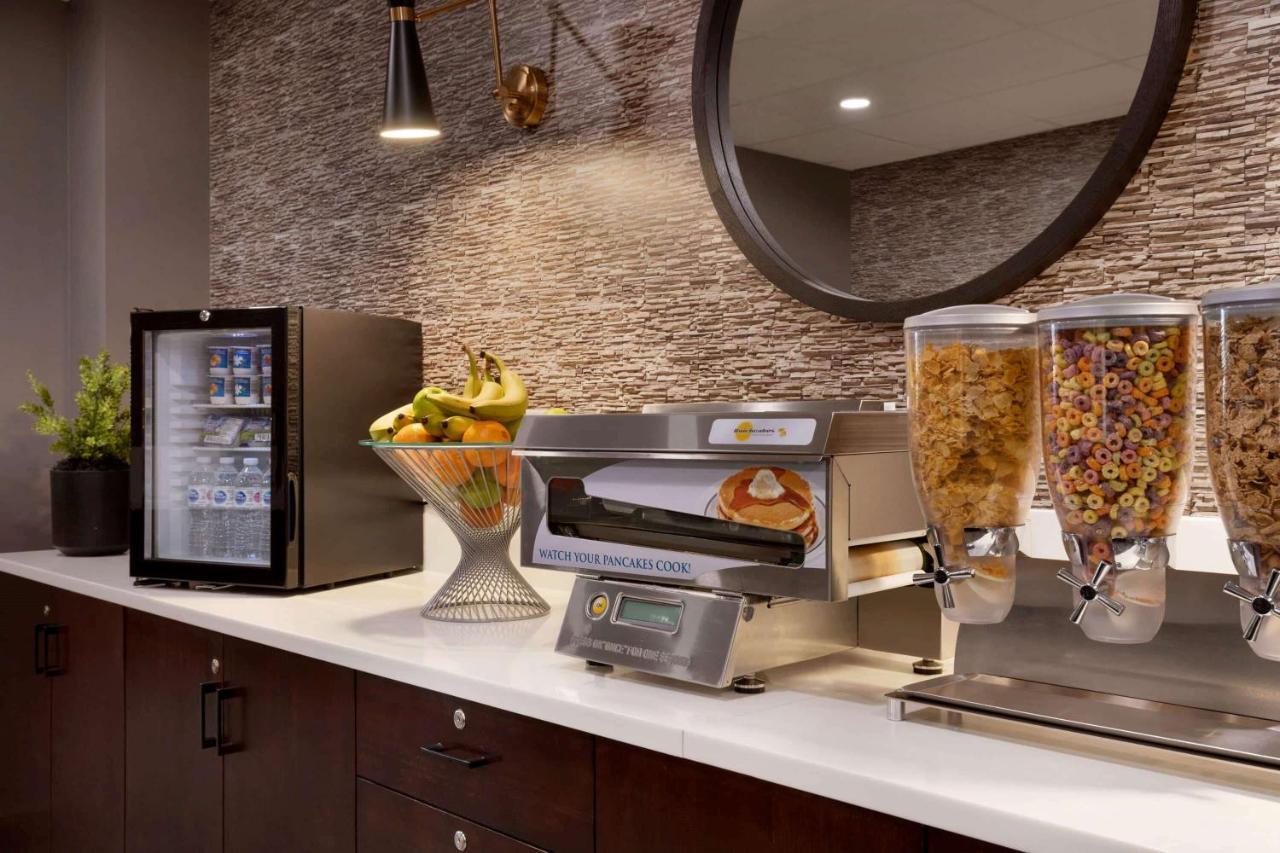 Microtel Inn And Suites By Wyndham Weyburn Buitenkant foto