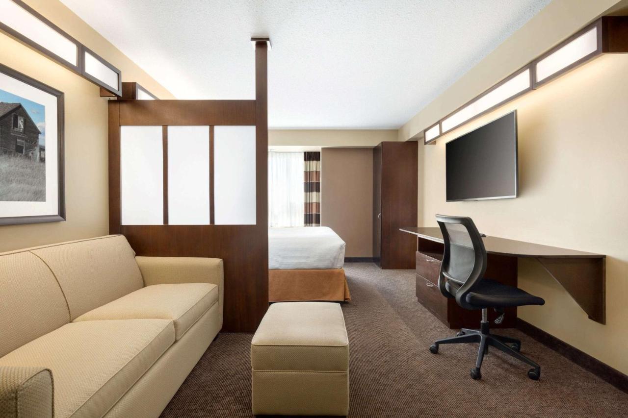 Microtel Inn And Suites By Wyndham Weyburn Buitenkant foto