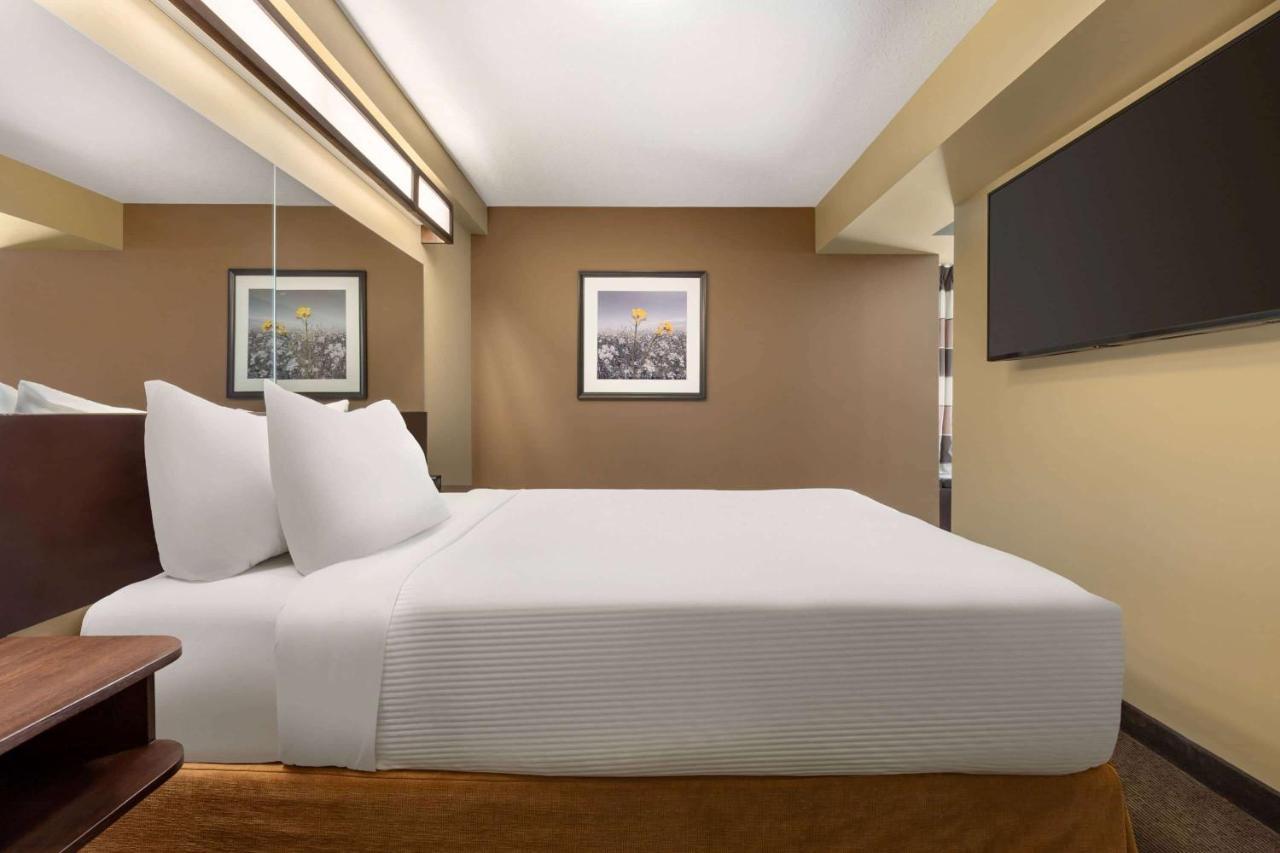 Microtel Inn And Suites By Wyndham Weyburn Buitenkant foto