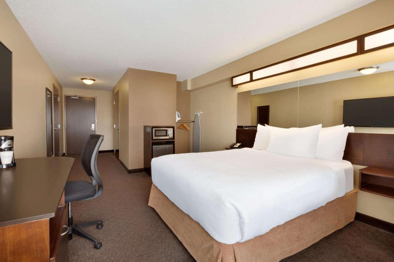 Microtel Inn And Suites By Wyndham Weyburn Buitenkant foto