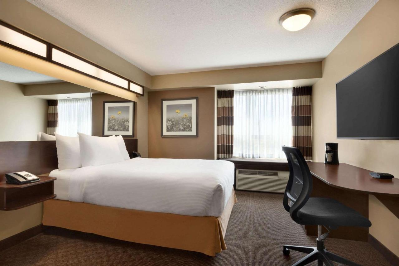 Microtel Inn And Suites By Wyndham Weyburn Buitenkant foto