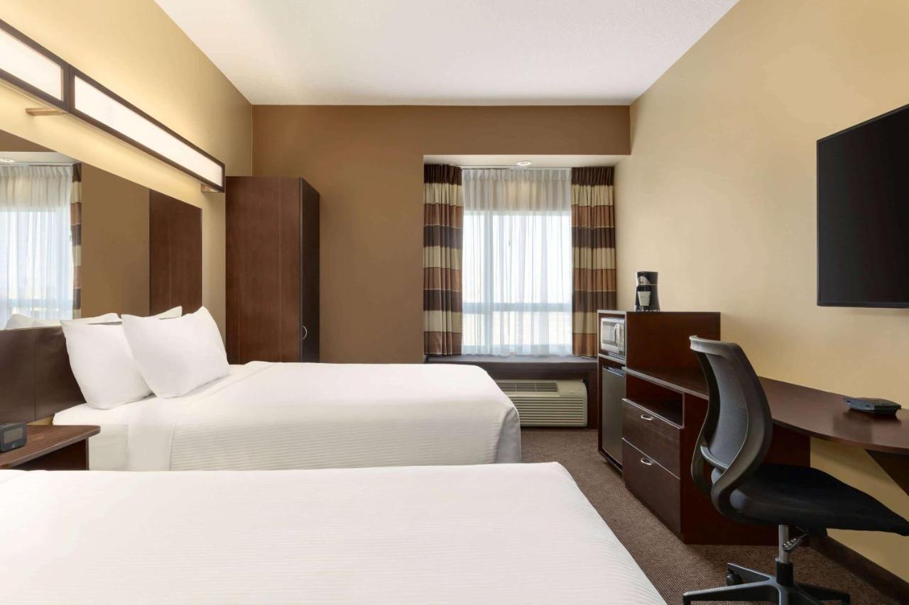 Microtel Inn And Suites By Wyndham Weyburn Buitenkant foto