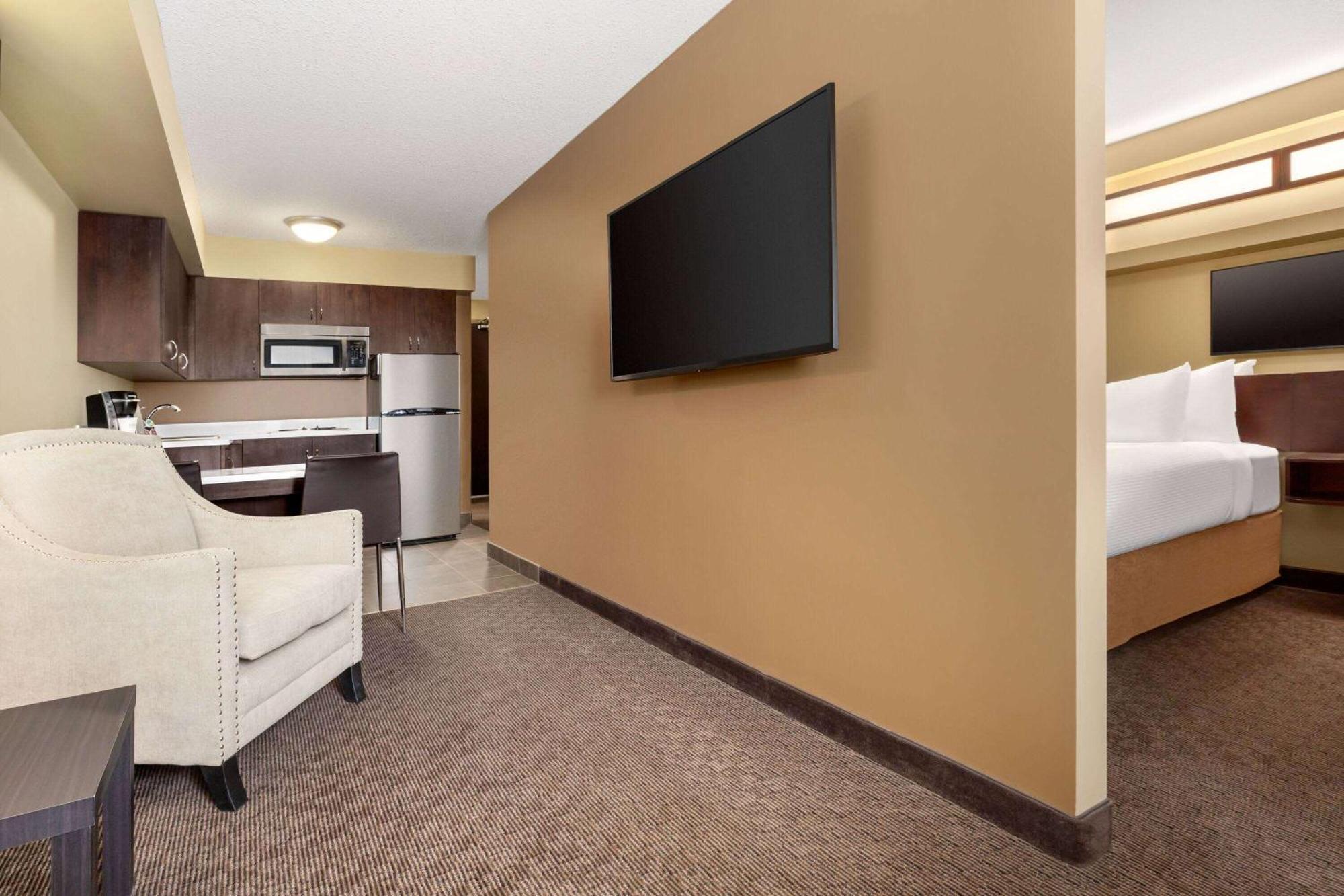 Microtel Inn And Suites By Wyndham Weyburn Buitenkant foto