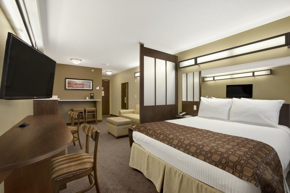 Microtel Inn And Suites By Wyndham Weyburn Buitenkant foto