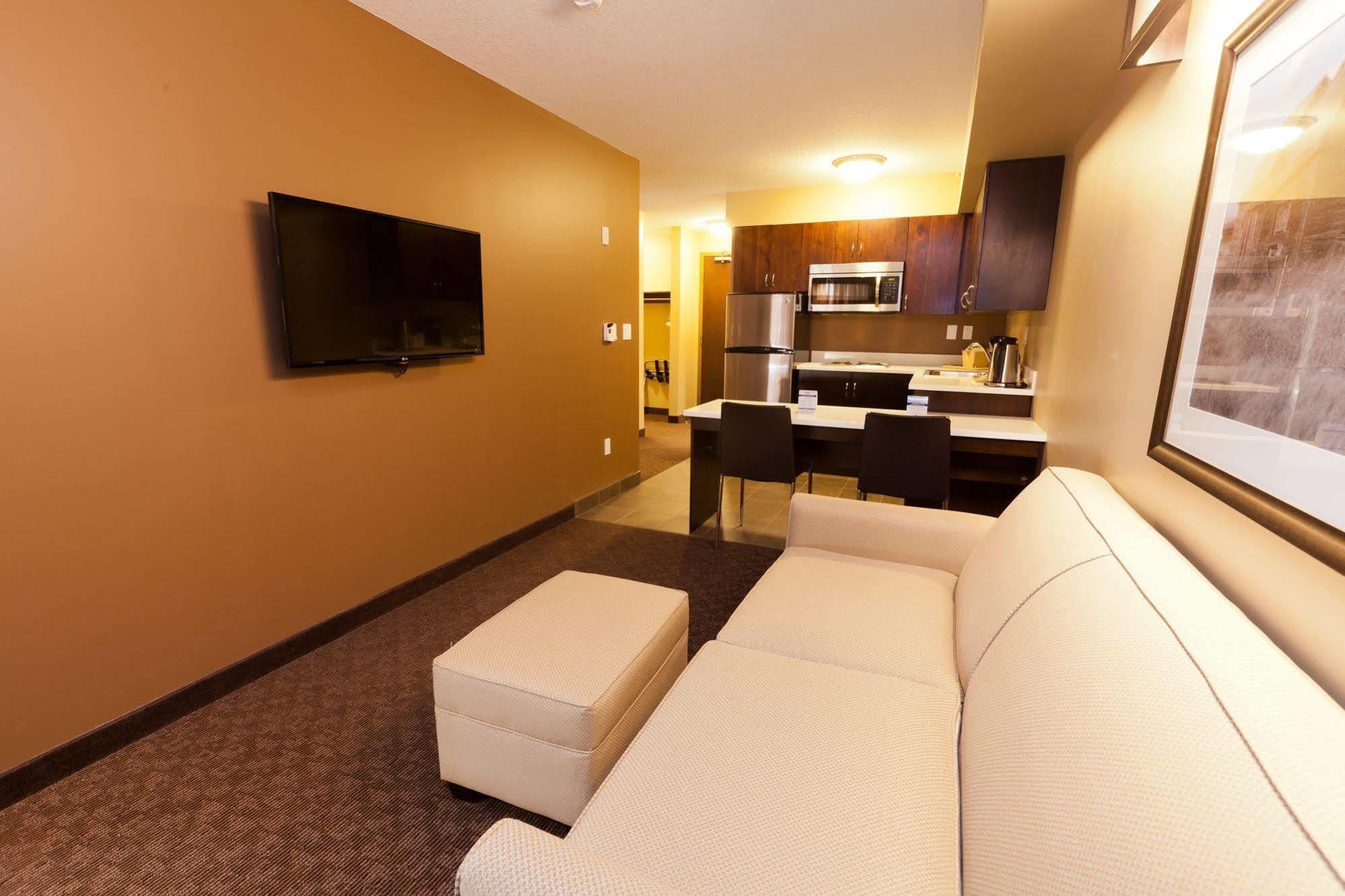 Microtel Inn And Suites By Wyndham Weyburn Buitenkant foto