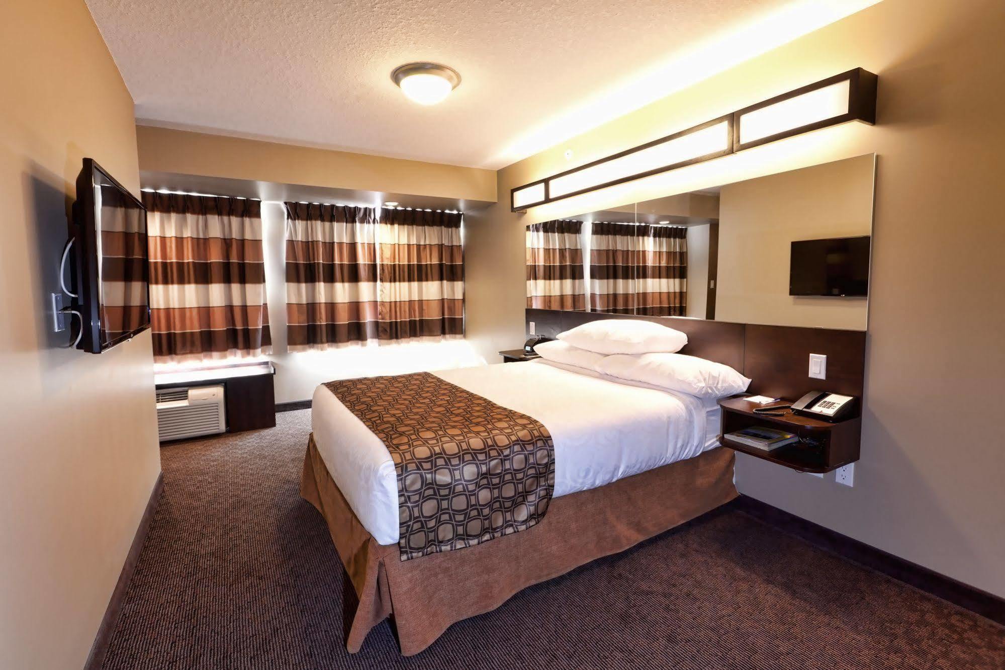 Microtel Inn And Suites By Wyndham Weyburn Buitenkant foto