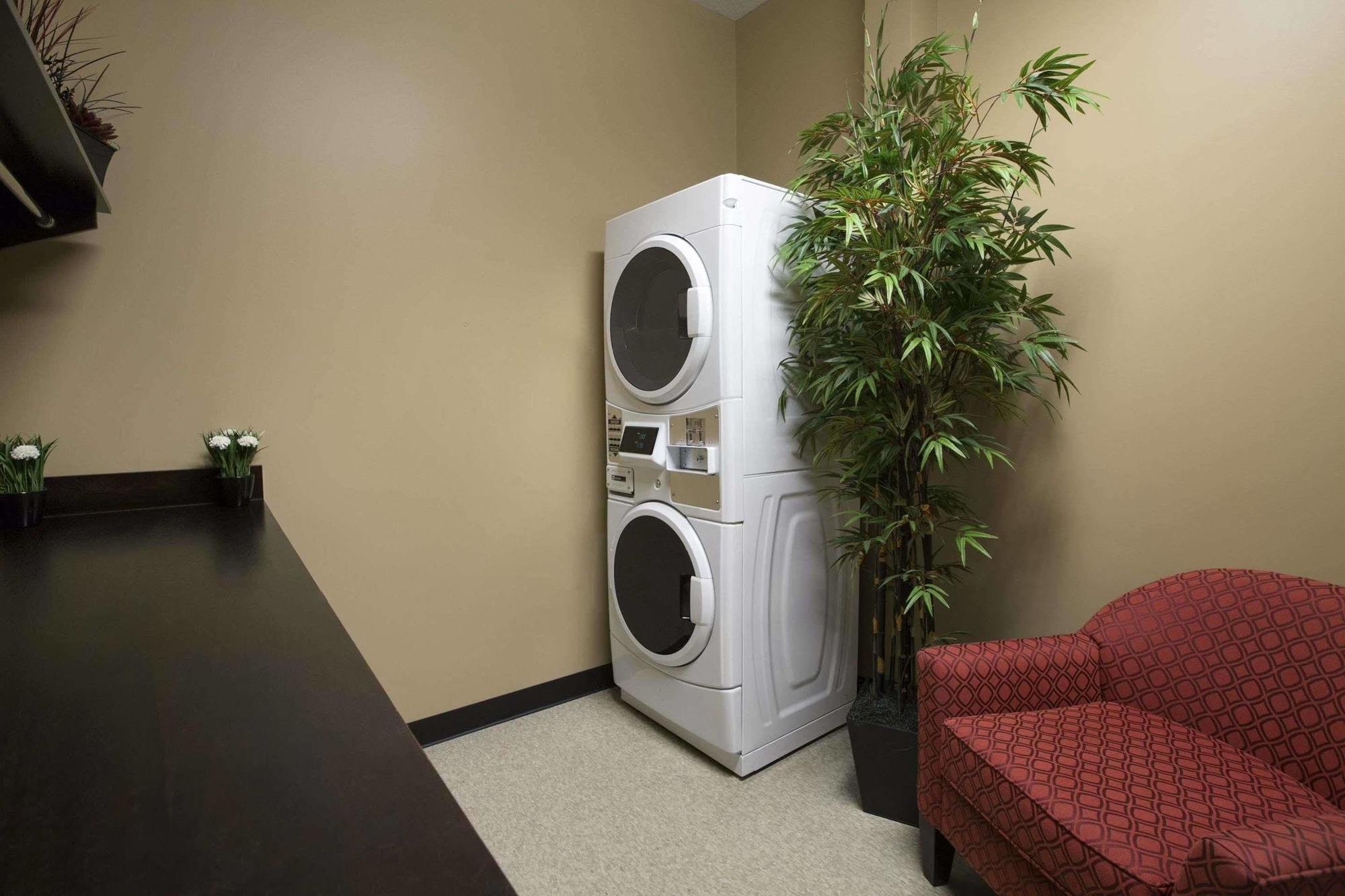 Microtel Inn And Suites By Wyndham Weyburn Buitenkant foto